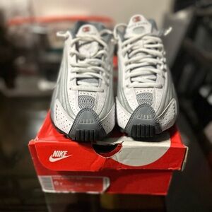 Nike shox R4 size GS 6 white & comet red metallic silver